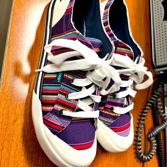 Rocket Dog Shoes - Like New (worn for 1 hour) Rocket Dog Striped Sneaker size 9.5